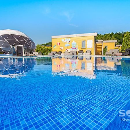 Soleo Family Resort - Domki 3 Min Od Morza - 3 Baseny, 4 Jacuzzi, Sauna, Animacje, Malpi Gaj, 3 Sale Zabaw, 4 Place Zabaw, 2 Restauracje Rewal Dış mekan fotoğraf