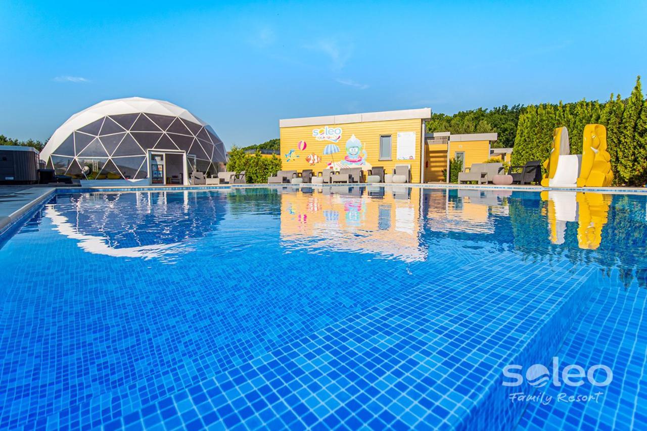 Soleo Family Resort - Domki 3 Min Od Morza - 3 Baseny, 4 Jacuzzi, Sauna, Animacje, Malpi Gaj, 3 Sale Zabaw, 4 Place Zabaw, 2 Restauracje Rewal Dış mekan fotoğraf