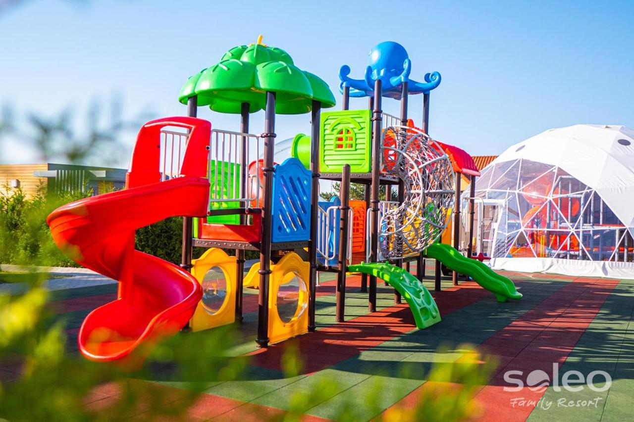 Soleo Family Resort - Domki 3 Min Od Morza - 3 Baseny, 4 Jacuzzi, Sauna, Animacje, Malpi Gaj, 3 Sale Zabaw, 4 Place Zabaw, 2 Restauracje Rewal Dış mekan fotoğraf
