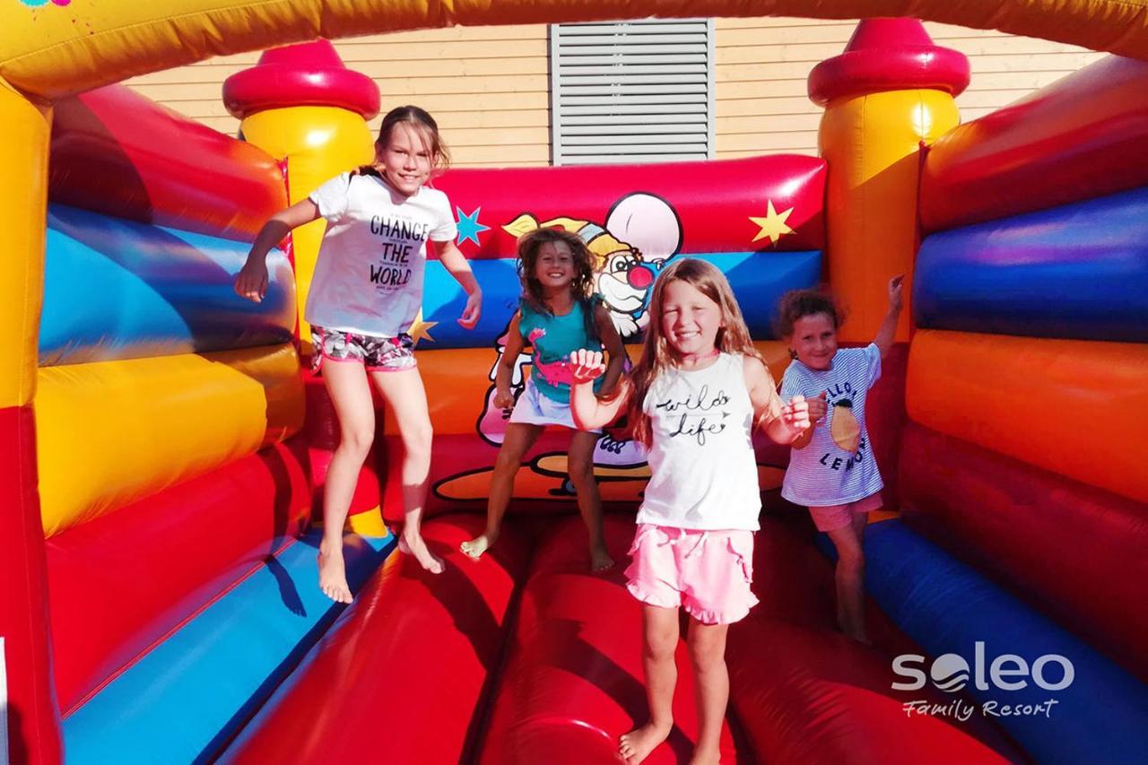 Soleo Family Resort - Domki 3 Min Od Morza - 3 Baseny, 4 Jacuzzi, Sauna, Animacje, Malpi Gaj, 3 Sale Zabaw, 4 Place Zabaw, 2 Restauracje Rewal Dış mekan fotoğraf